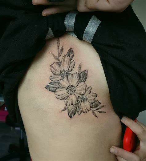 29 Stunning Feminine Flower Tattoos For Girls To Get Inking For。